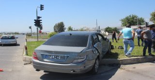 Antalyada Hasta Taşıyan Ambulans Otomobille Çarpıştı: 2 Yaralı