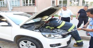 Motora Giren Yavru Kediyi İtfaiye Ekipleri Kurtardı