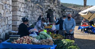 Sığacık Kaleiçi Pazarı tezgahlarını yeniden kurdu