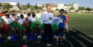 Başkan Kılıç, Minik Sporculara Forma Hediye Etti