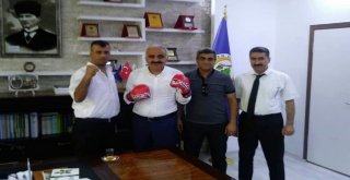 Adıyamanlı Sporcular Doğana Boks Eldiveni Hediye Etti