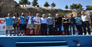 Triatlon Şampiyonları Ödüllerini Aldı