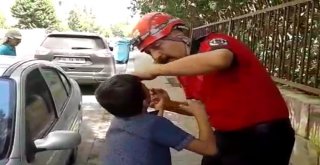 Parmağı Korkuluğa Saplanan Suriyeli Çocuk İtfaiyeciye Sarılarak Ağladı