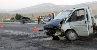 Otomobil İle Kamyonet Çarpıştı: 5 Yaralı