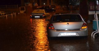 Sokaklar Göle Döndü, Çok Sayıda Araç Sular Altında Kaldı