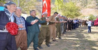 Aktütünde Asker Vatandaş Kol Kola Halay Çekti