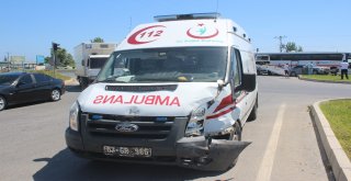 Antalyada Hasta Taşıyan Ambulans Otomobille Çarpıştı: 2 Yaralı