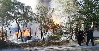 Bahçede Hurdalıkta Çıkan Yangın Evlere Sıçradı