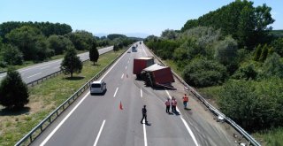 Sakaryada Tem Otoyolunda Otomobil, Tır Dorsesinin Altında Kaldı