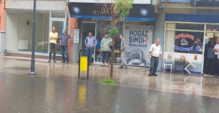 Kısa Süreli Yağmur Yolları Göle Çevirdi