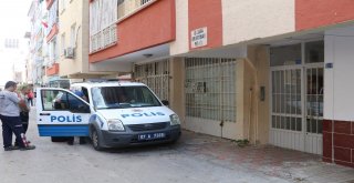 Apartman Dairesinden Gelen Koku Polisi Alarma Geçirdi