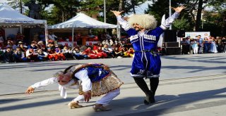 Festivalde 7 Ülkenin Halk Oyunları Ekibi Erik Dalı Oynadı