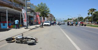 Trafik Kazasında Yaralanan Kadını Plaj Şemsiyesiyle Korudular