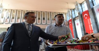 Bakan Kurtulmuş Ve Arslan, Gazetecilere Baklava Ve Kaşar Peyniri İkram Etti