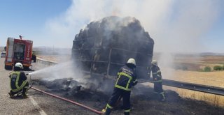 Saman Yüklü Traktör Römorku Yanarak Kül Oldu