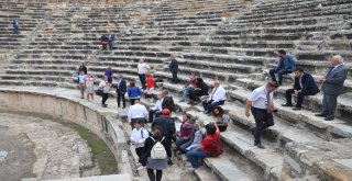 İngiltere Büyükelçisi Denizlide İzmir Marşını Okudu