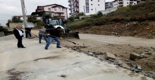 Ekipler Kaldırımı Olmayan Yollarda Çalışma Yapıyor