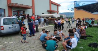 Spor Lisesi Sınavına Girenler Salonda Ter Dökerken Aileleri Dışarıda Dua Etti