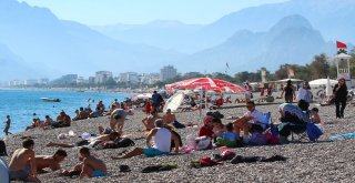 Antalya Sahillerinde Bayram Yoğunluğu