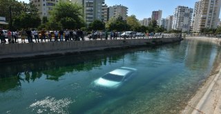 Kadın Sürücü Sulama Kanalına Düştü Vatandaşlar Kurtardı