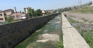 Karsta Tıkanan Kanalizasyon Şebekesi Islah Edilen Dereye Akıyor