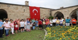 Aynı Kitabı Okuyarak Sınavda Birinci Olan Veli Ve Öğrencilere Ödül