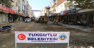 Turgutlunun Cumhuriyet Caddesinde Çalışmalar Hız Kesmiyor