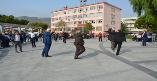 Sökede Muhtarlar Hem Söyledi, Hem Oynadı