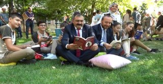 Öğrenciler Okula Kitap Okuyarak Başladı