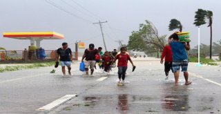 Filipinlerde Yutu Tayfunu Etkisini Sürdürüyor