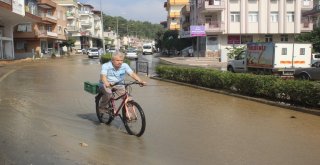 Manavgatta Patlayan Boru Caddeyi Sular Altında, Vatandaşı Susuz Bıraktı