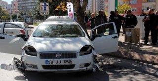 Polis Tarafından Aranan Zanlılar Kaza Yapınca Yakalandı