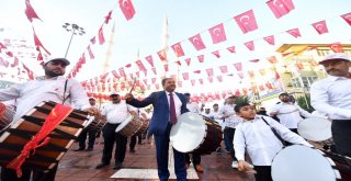 Maltepe Cumhuriyeti Davullarla Karşıladı