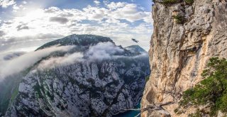 Base Jump Sporcusu Atlama Kulelerinden Paraşütle Atladı