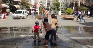 Kızıltepede Çocuklar Süs Havuzlarında Serinliyor