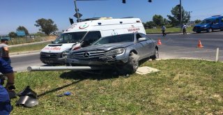 Antalyada Hasta Taşıyan Ambulans Otomobille Çarpıştı: 2 Yaralı