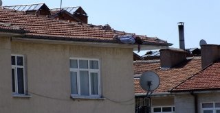 Çatıda Uyurken Düşen Esnafın Hayatını Branda Kurtardı