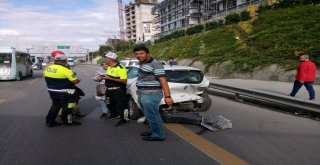 Kadıköyde 3 Otomobil Çarpıştı, Trafik Felç Oldu