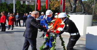 Manisada Cumhuriyet Bayramı Çelenk Sunma Töreni Yapıldı