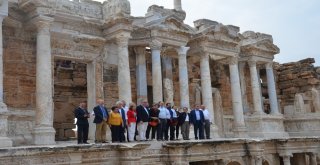 İngiltere Büyükelçisi Denizlide İzmir Marşını Okudu