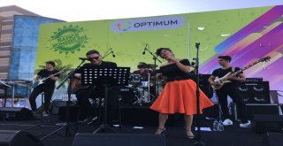 Tuna Kiremitçi Ve Özge Fışkın ‘Bahçe Konserlerinde Coşturdu