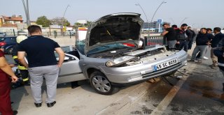 Bariyerlere Çarpan Otomobilin Sürücüsü Araçta Sıkıştı