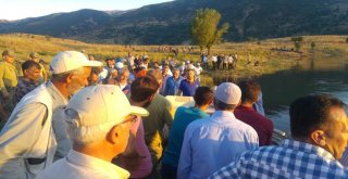 Fotoğraf Çekerken Sandaldan Göle Düşen Gencin Cansız Bedeni Bulundu