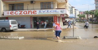 Manavgatta Patlayan Boru Caddeyi Sular Altında, Vatandaşı Susuz Bıraktı