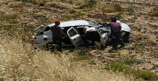 Tarlaya Giren Otomobildeki Karı Koca Yaralandı