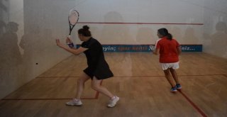 Squash Şampiyonları Madalyalarını Aldı