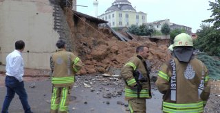 İstanbulda Yoğun Yağış Nedeniyle Okulun Duvarı Çöktü