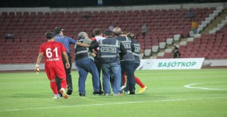 Balıkesirspor Baltok  Ümraniyespor Maçı Hakemine Seyirci Saldırdı