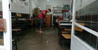 Erzurumda Sağanak Yağış Sonrası İş Yerleri Su Altında Kaldı