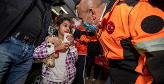 Başkan Soyer’den depremzedelere moral ziyareti